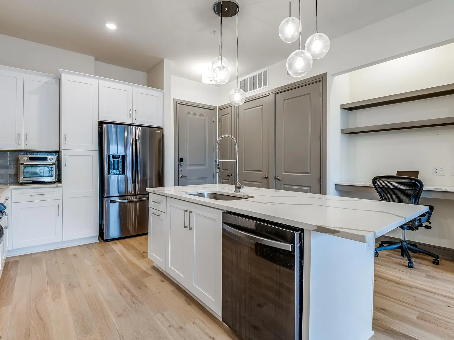 2 bed, 1250 sqft, $2,100 — Photo 4