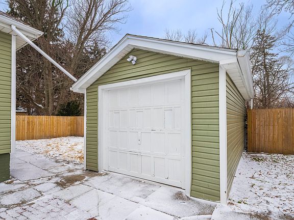 4th image of 119 Claire St