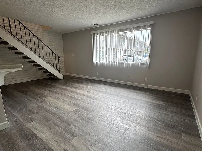 3260-3276 3306 Alexander Dr — Photo 17