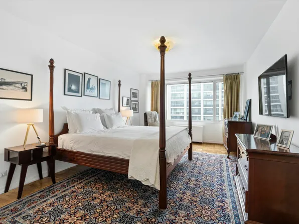 303 East 57th Street image 10 of 12