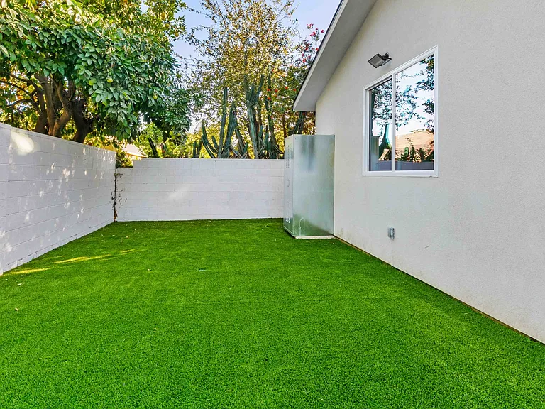 6844 Cedros Ave — Photo 15