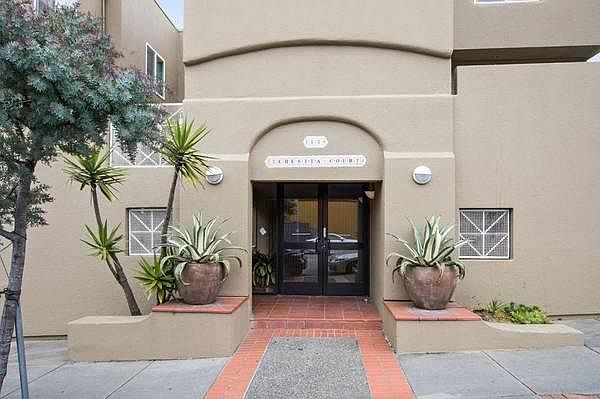 Welcome to 15 Teresita! Small 15 unit complex!