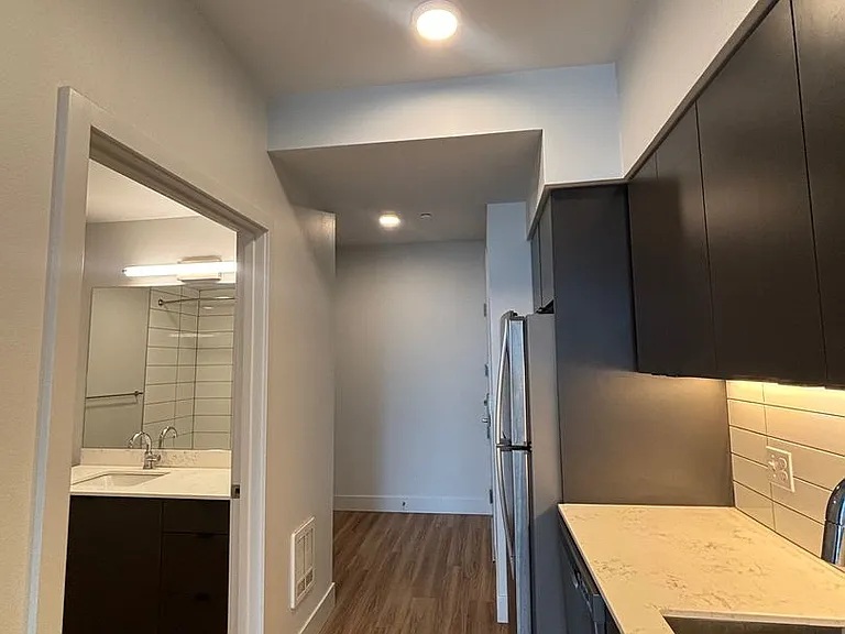 Adell Apartments — Photo 33
