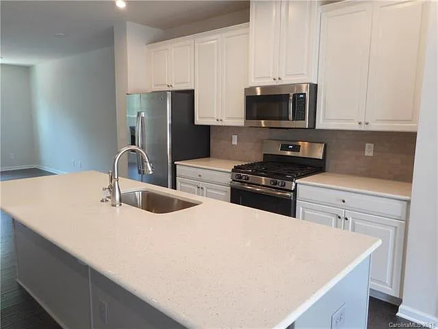 4 bed, 3.5 bath, 2125 sqft, $4,000 — Photo 2
