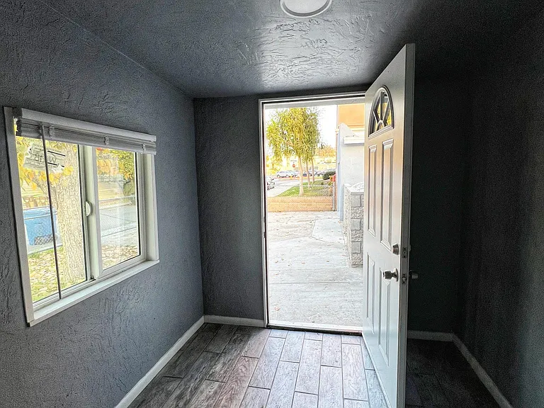 Mudroom, entrance
