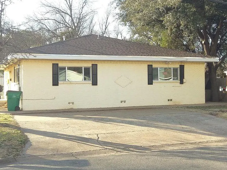 Duplex...905 is on the left.