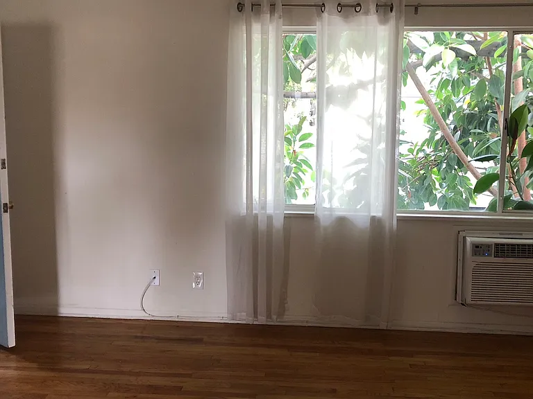 1479 N Havenhurst Dr #2 — Photo 5
