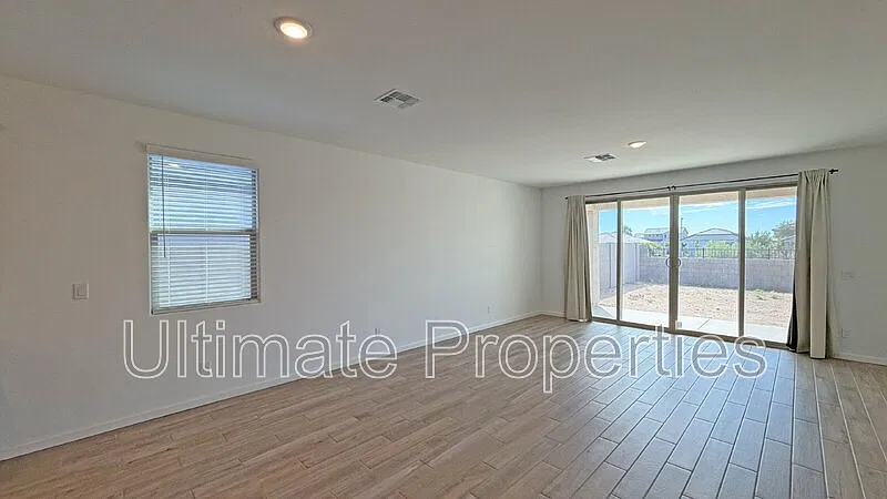 4 bed, 3.0 bath, 2075 sqft, $2,095 — Photo 3