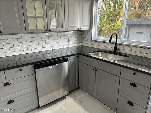 4th image of 21349 Lake Shore Blvd