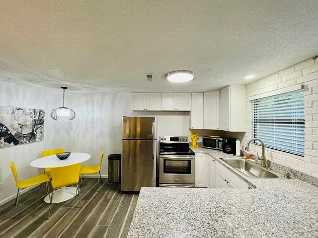 2 bed, 720 sqft, $1,250 — Photo 1