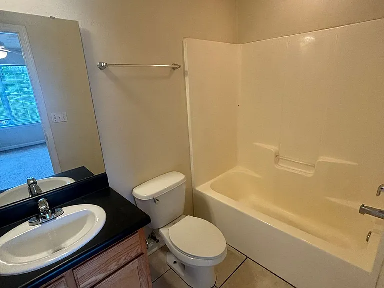 1552 Devoe St — Photo 7