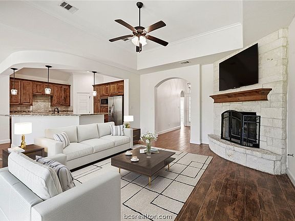 3rd image of 2628 Forest Oaks Dr