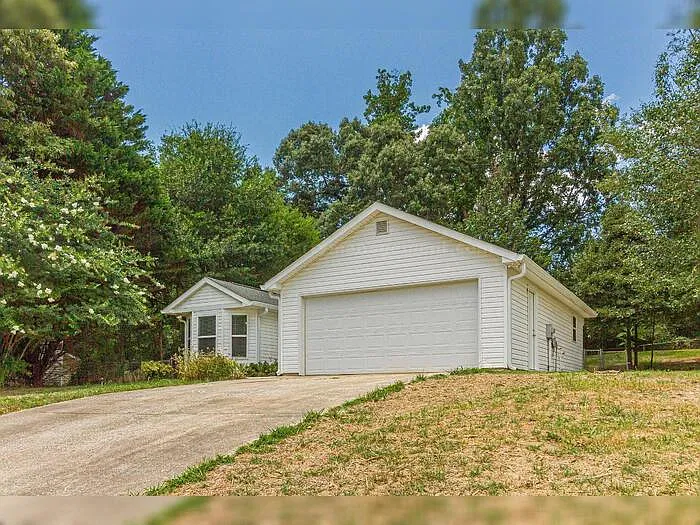 3 bed, 2.0 bath, 1209 sqft, $1,900 — Photo 4