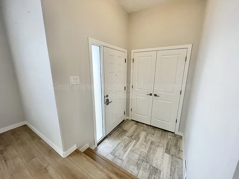 98 Sunridge Blvd W #UPPER LEVEL — Photo 2