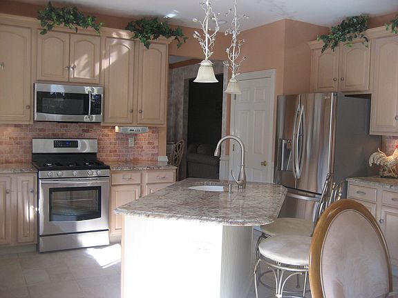 4th image of 26 Regina Dr