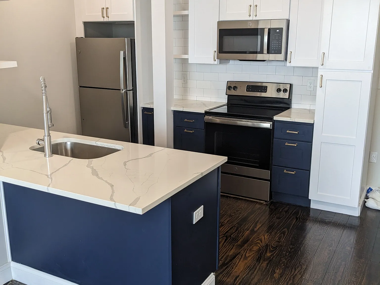 2 bed, 920 sqft, $2,400 — Photo 1