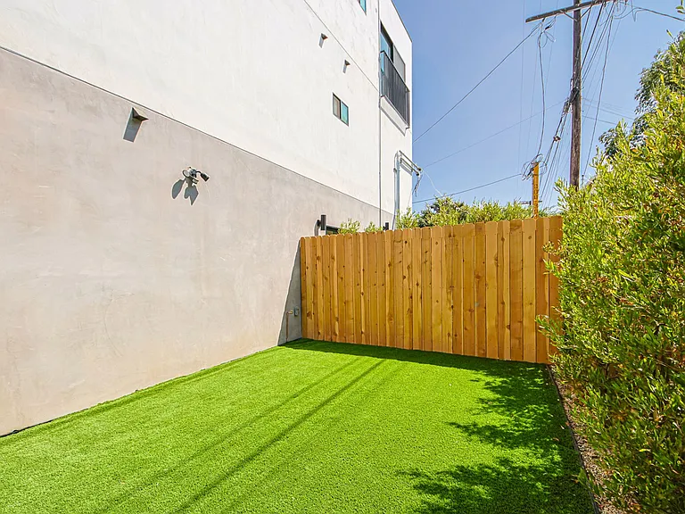 5233 Satsuma Ave — Photo 5