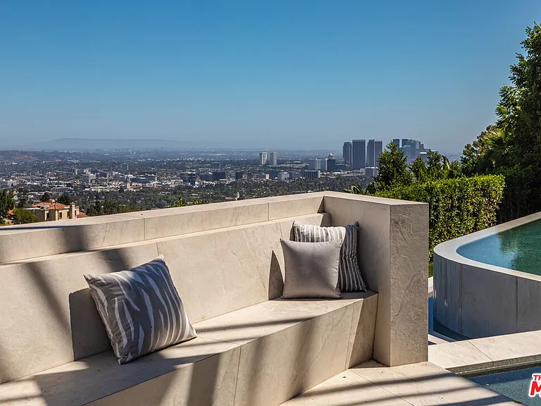 9364 Beverly Crest Dr — Photo 28