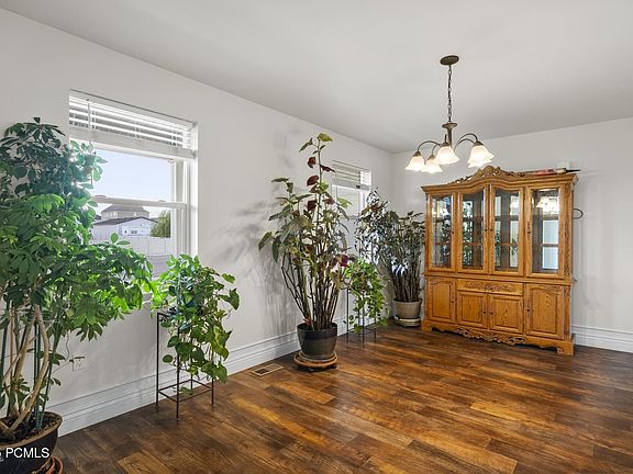 5th image of 256 W Pear St