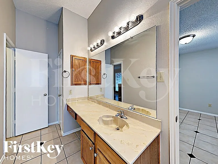 4949 Oak Hollow Dr — Photo 13