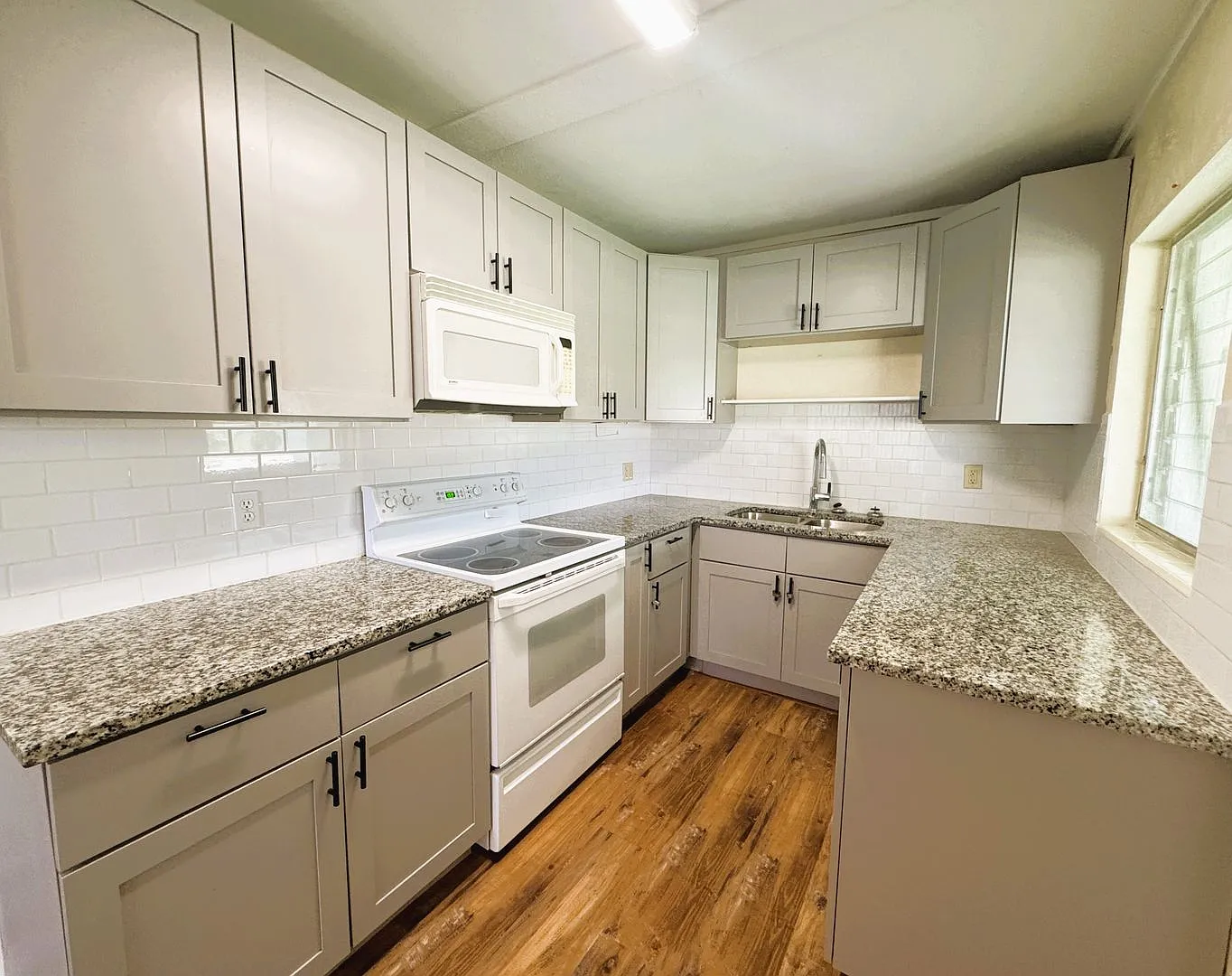 Cozy 3 Bedroom Home with Updated Kitchen and Spacious Yard in Port Charlotte — Photo 4