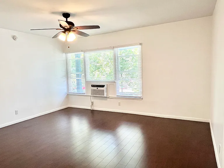 7120 Hawthorn Ave — Photo 2