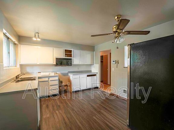 3rd image of 1111 Cove Ln