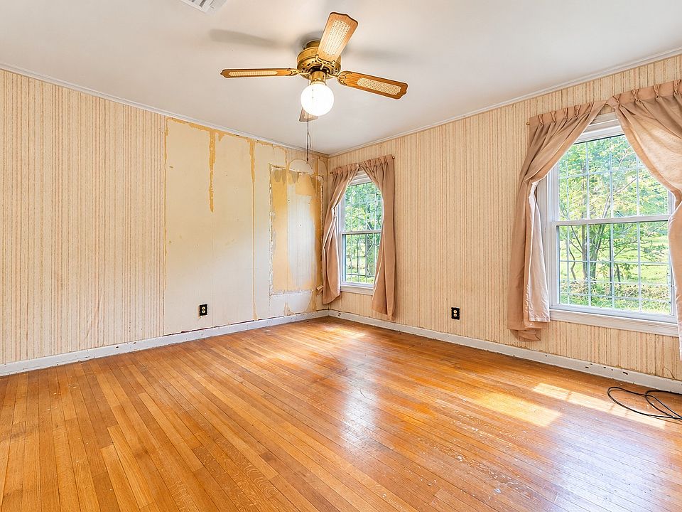 19th image of 106 Thompson St