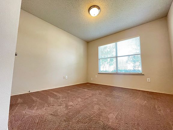 4th image of 4932 Thorn Hollow Dr
