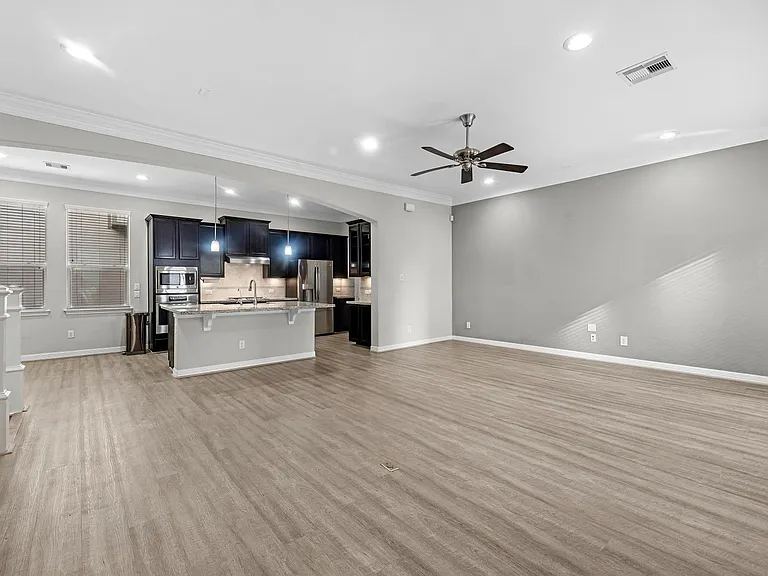 458 N Live Oak St — Photo 9