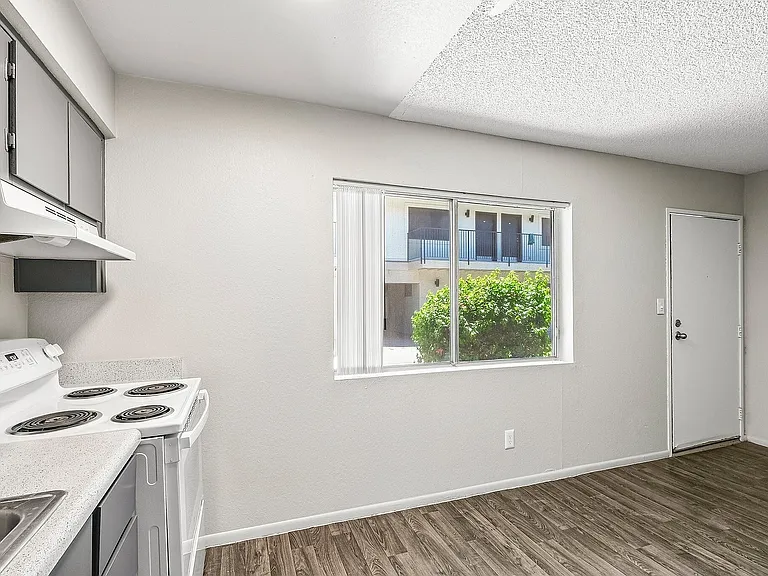 Deer Valley Village Apartments — Photo 16