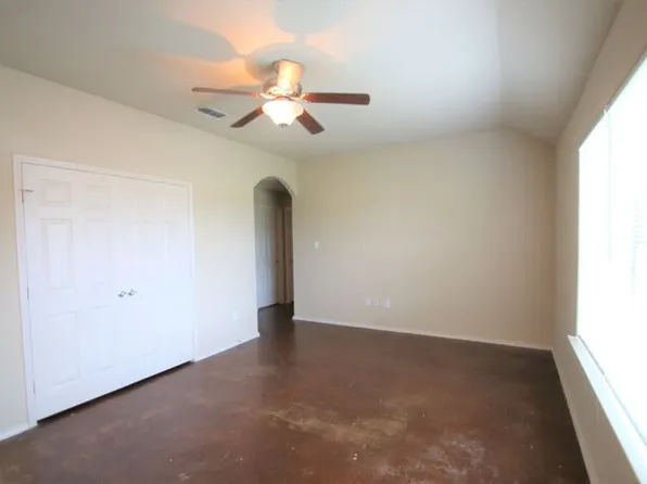 121 Lindas Creek Ln, Weatherford, TX 76088