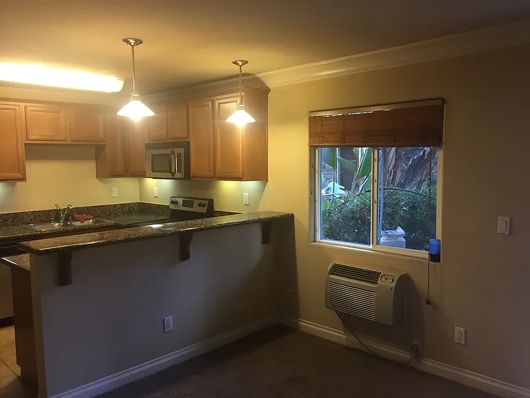 800 N Mollison Ave N #5 — Photo 1