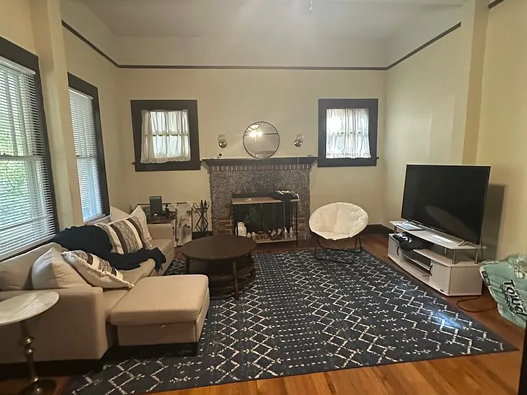 Beautiful downtown quad. 1 and 2 bed units available now. Pets allowed. — Photo 6