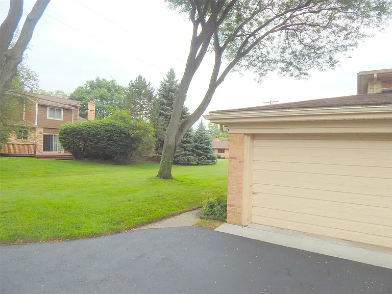 116 E Hickory Grove Rd — Photo 14