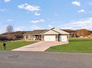 61614 Parkview Dr, Prairie Du Chien, WI 53821