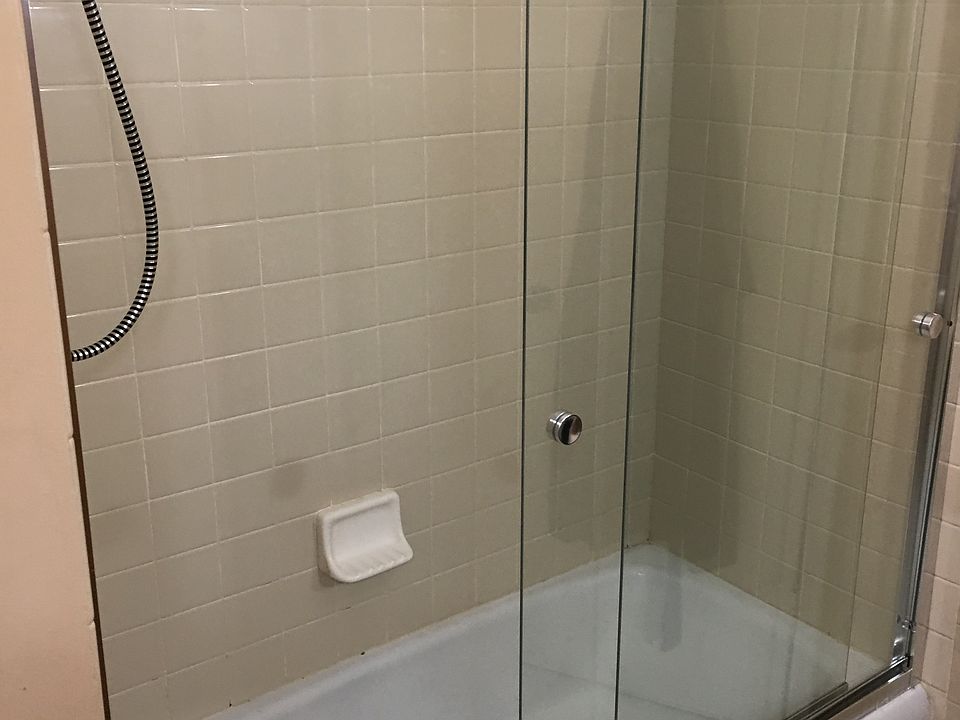 Ubit 3 Full Bath 1 Tub