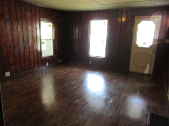3rd image of 919 Baldwin St