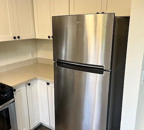 5th image of 2218 N Beachwood Dr APT 201
