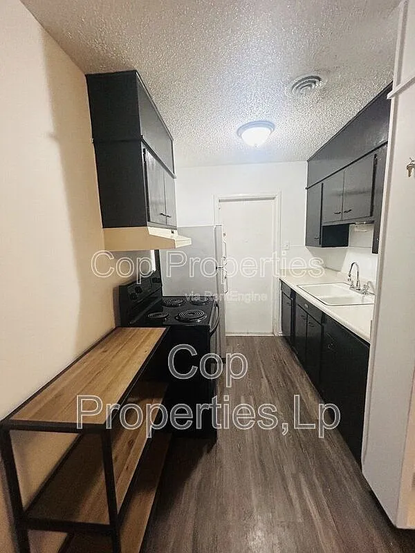 2 bed, 1.0 bath, 672 sqft, $950 — Photo 2