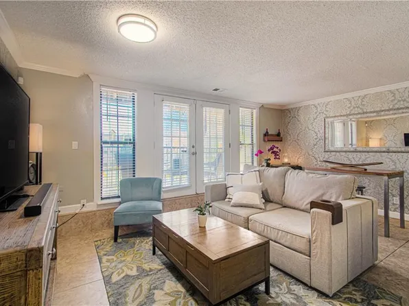 4727 Jarboe St APT 108, Kansas City, MO 64112