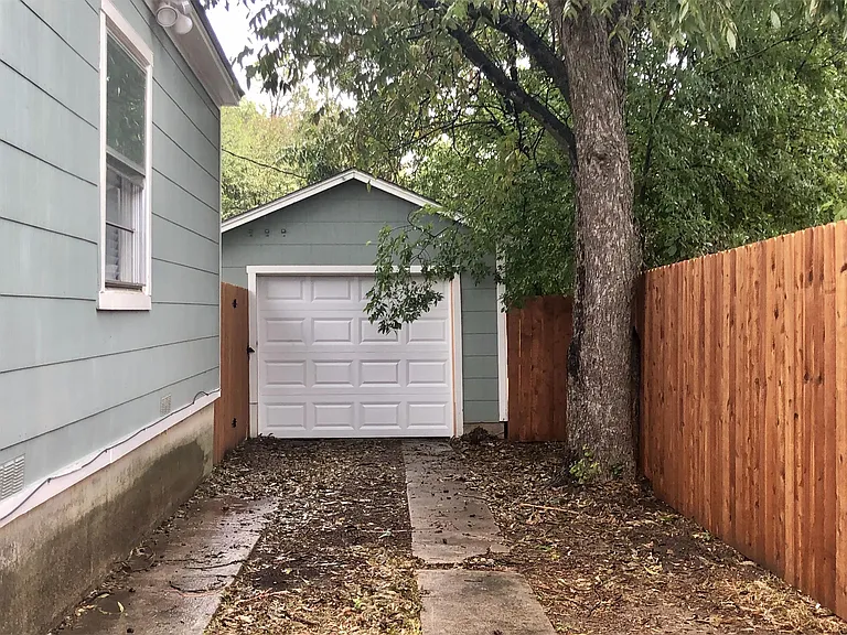 2813 Mitchell Ave — Photo 3