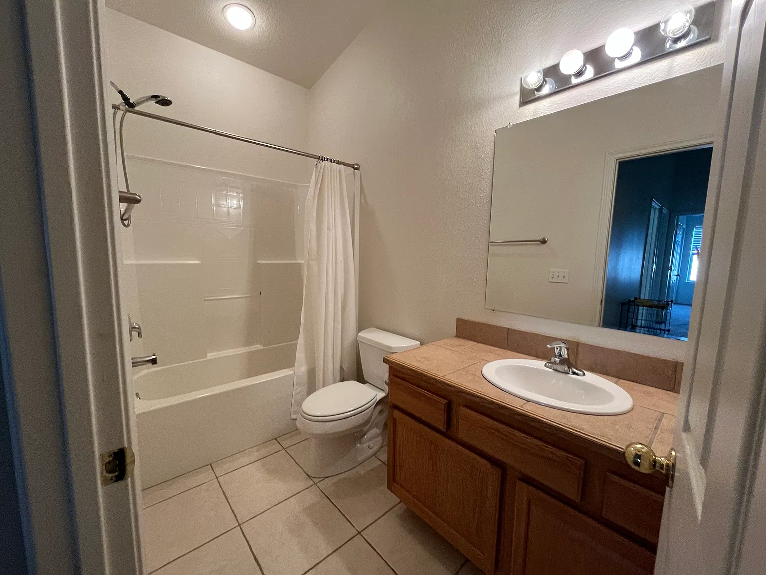 4 bed, 2.5 bath, 1710 sqft, $2,500 — Photo 4