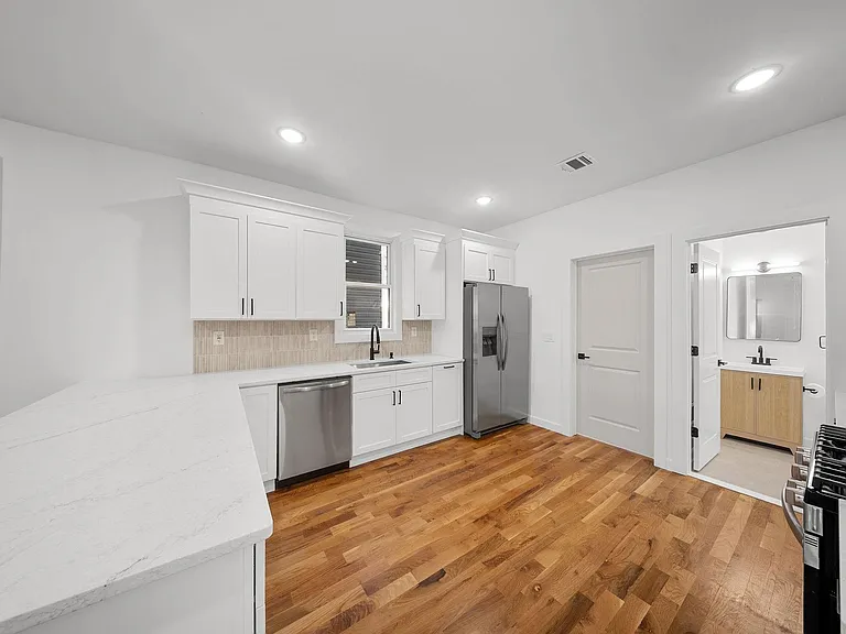 319 William St #1-0904 — Photo 5