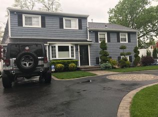 698 County Line Rd, Amityville, NY 11701