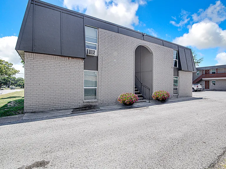 304 E Mitchell St — Photo 18