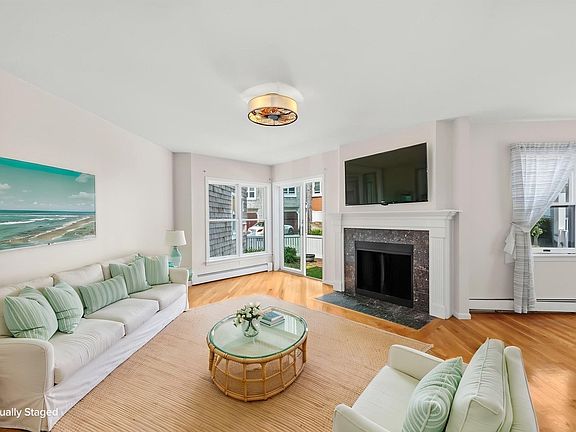 3rd image of 32 Commodore Ct