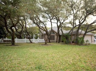 111 El Cid Dr, Rockport, TX 78382