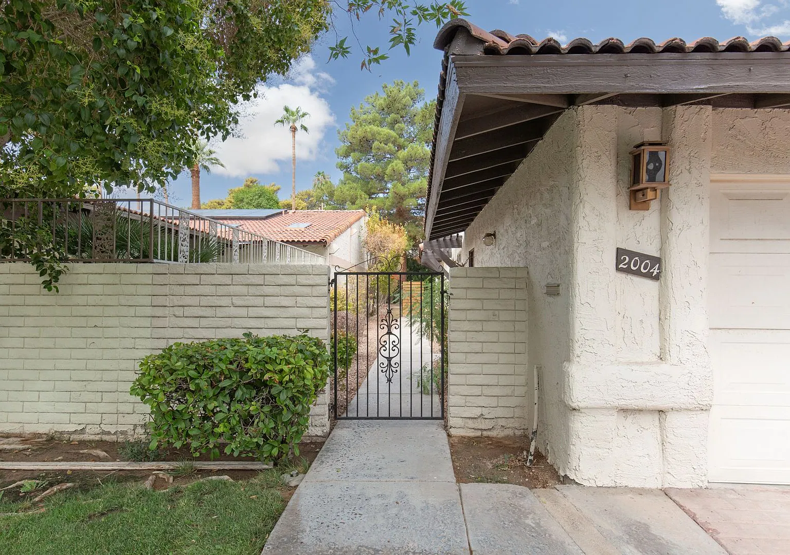 Recently renovated home in luxury resort style guard gated community near the Strip — Photo 4