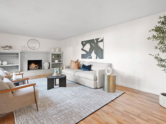 2nd image of 201 Soledad Pl